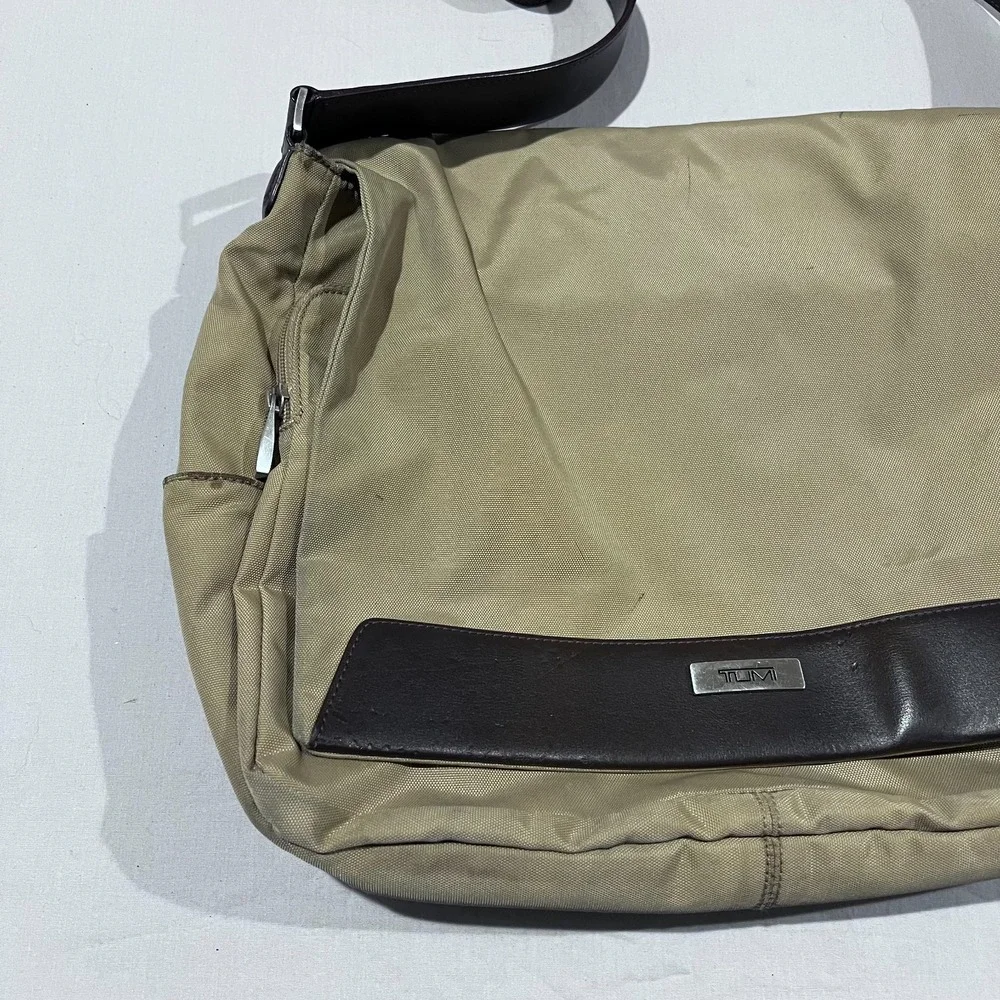 Vintage Tumi Womens Beige Crossbody Shoulder Messanger Bag Purse Leather Trim